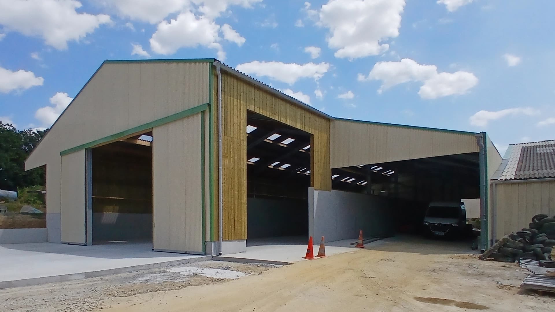 Hangar de stockage-couloir de 45 m x 21 m construit à Châteaulin, dans le Finistère