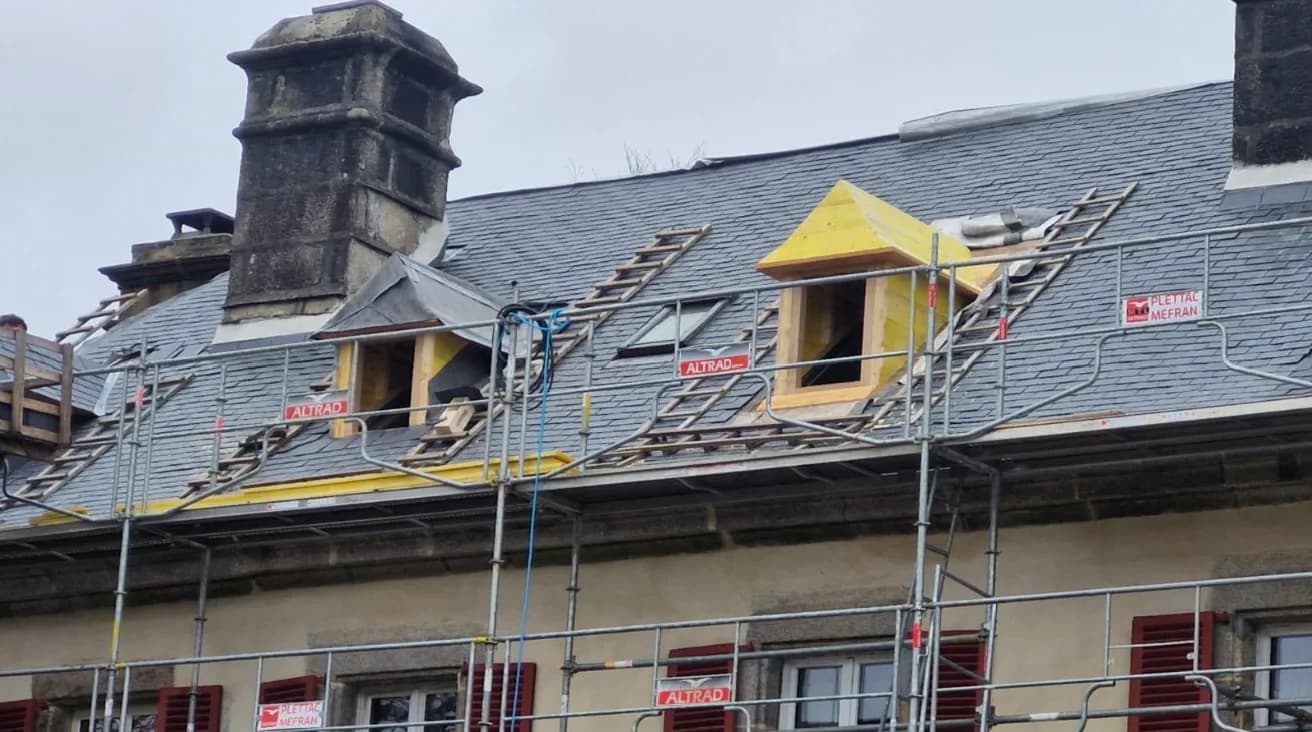 Charpente traditionnelle en cours de rénovation sur un bâtiment ancien dans le Finistère