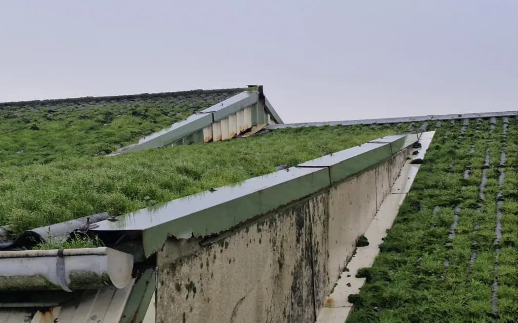 Visite d'entretien de charpente et de couverture sur un bâtiment agricole dans le Finistère