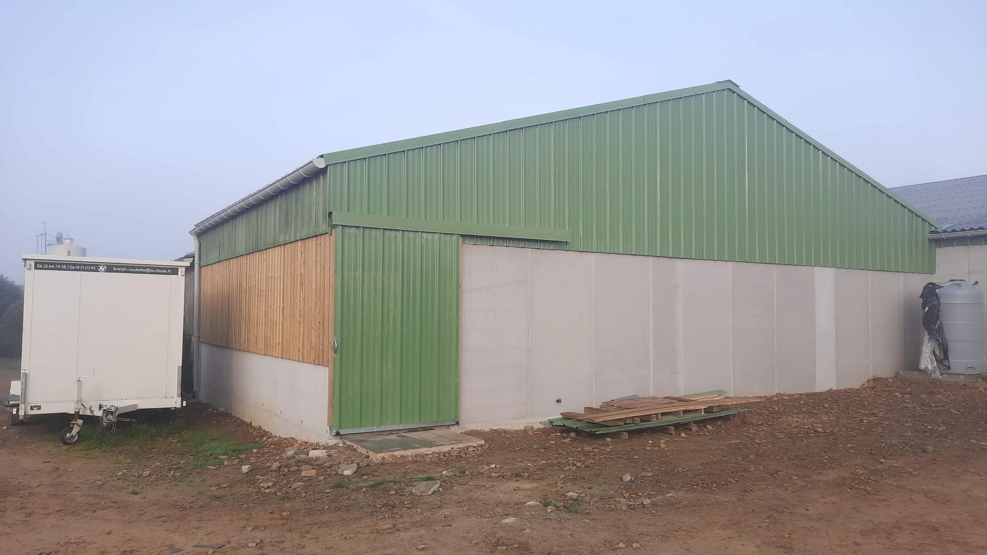Extension d'un bâtiment post-sevrage porcin terminée, vue de l'extérieur