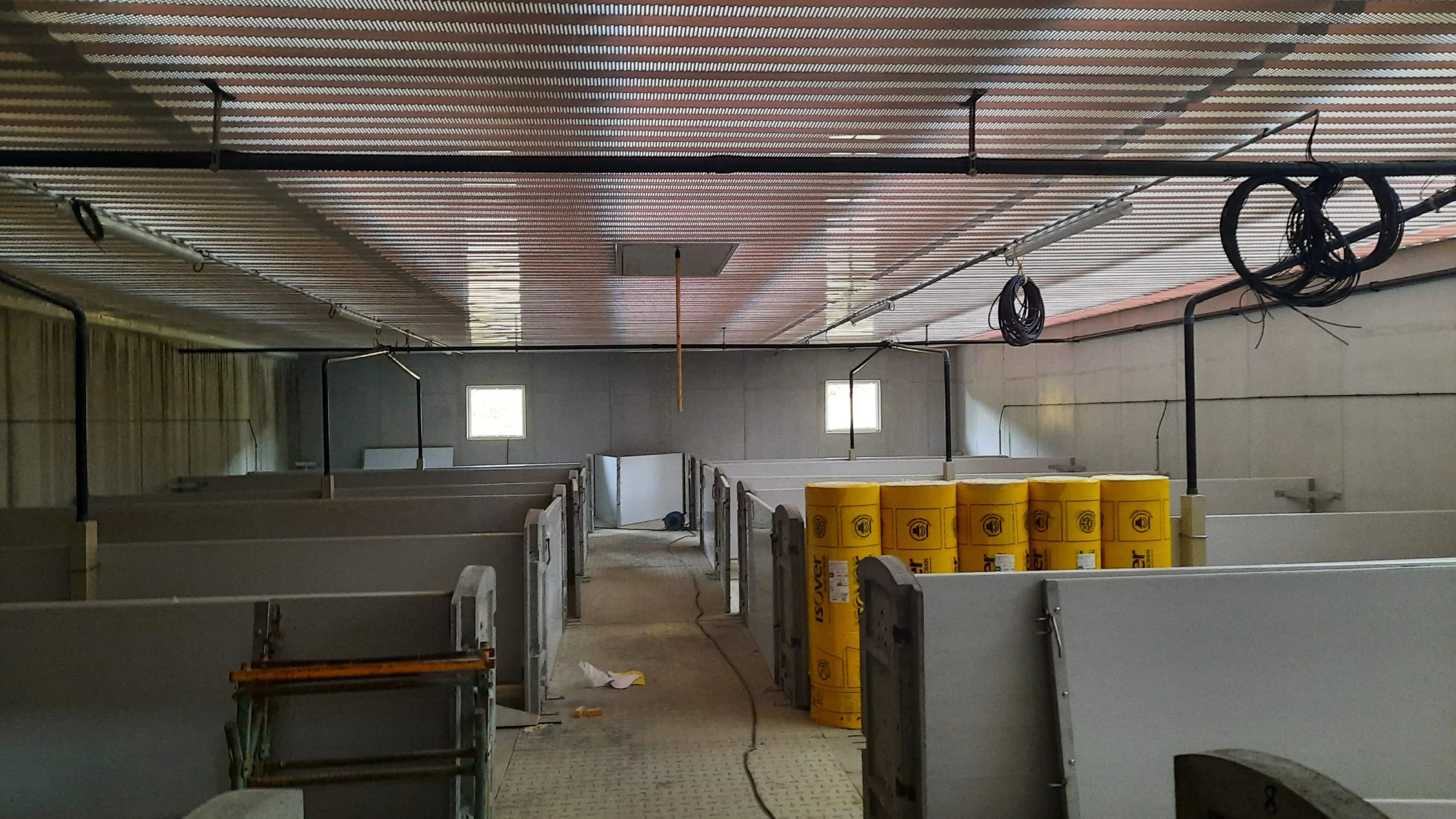 Vue intérieure d'une extension de bâtiment post-sevrage porcin