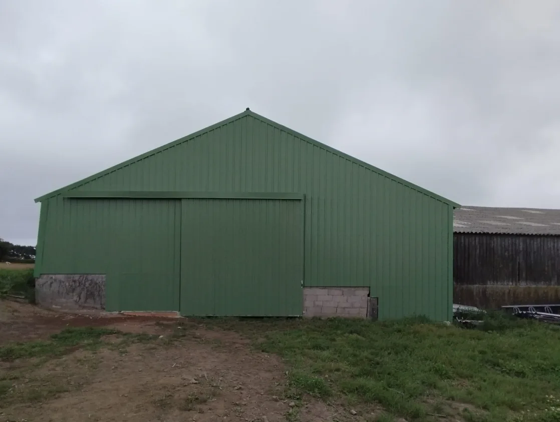 Bâtiment agricole réparé après la tempête Ciaran, charpente, bardage et couverture refaits