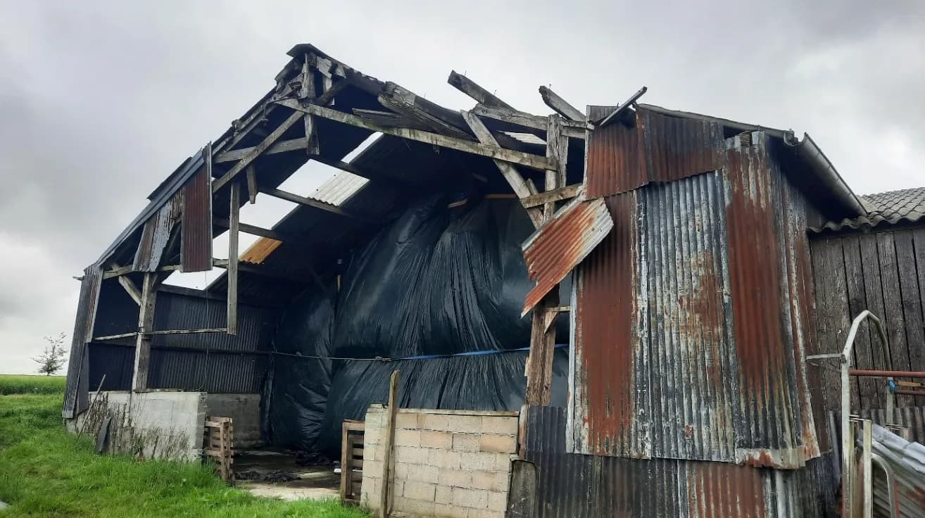 Bâtiment agricole endommagé par une tempête dans le Finistère