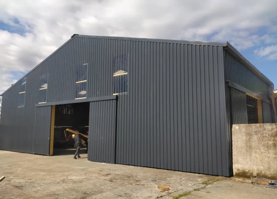 Porte de hangar coulissante sur un bâtiment agricole dans le Finistère